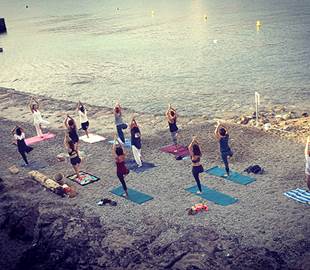 Yoga in Collioure on Saint Vincent beach