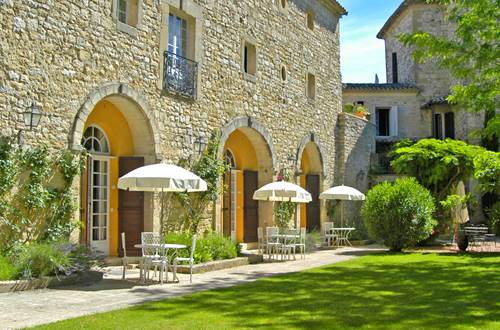 Chambre d'hôtel avec terrasse privative © Château d'Arpaillargues